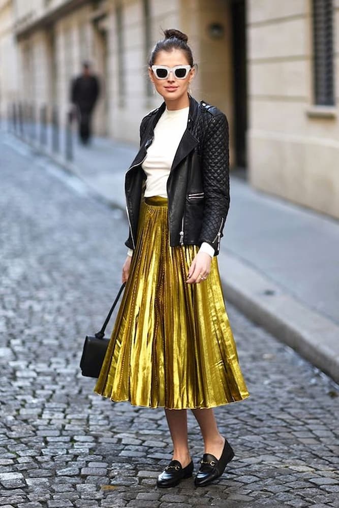 look dourado com jaqueta de couro e sapato preto