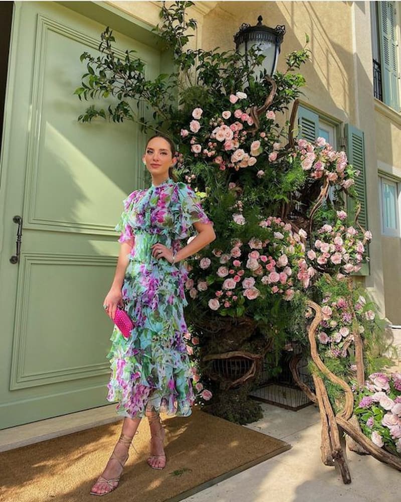 look para casamento de dia em chácara com vestido midi floral