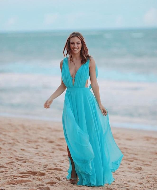 look para casamento de dia na praia com vestido azul 