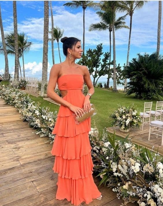 look para casamento de dia na praia com vestido laranja tomara que caia