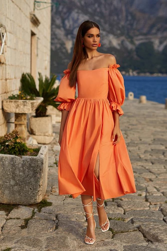 look para casamento de dia na praia com vestido midi laranja