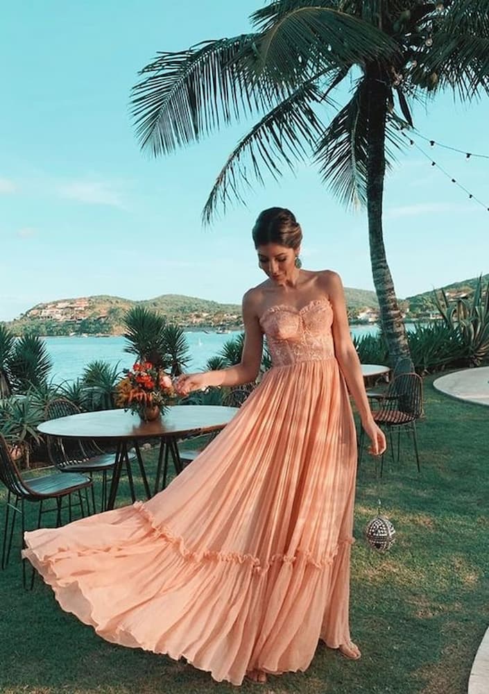 look para casamento de dia na praia com vestido rose tomara que caia