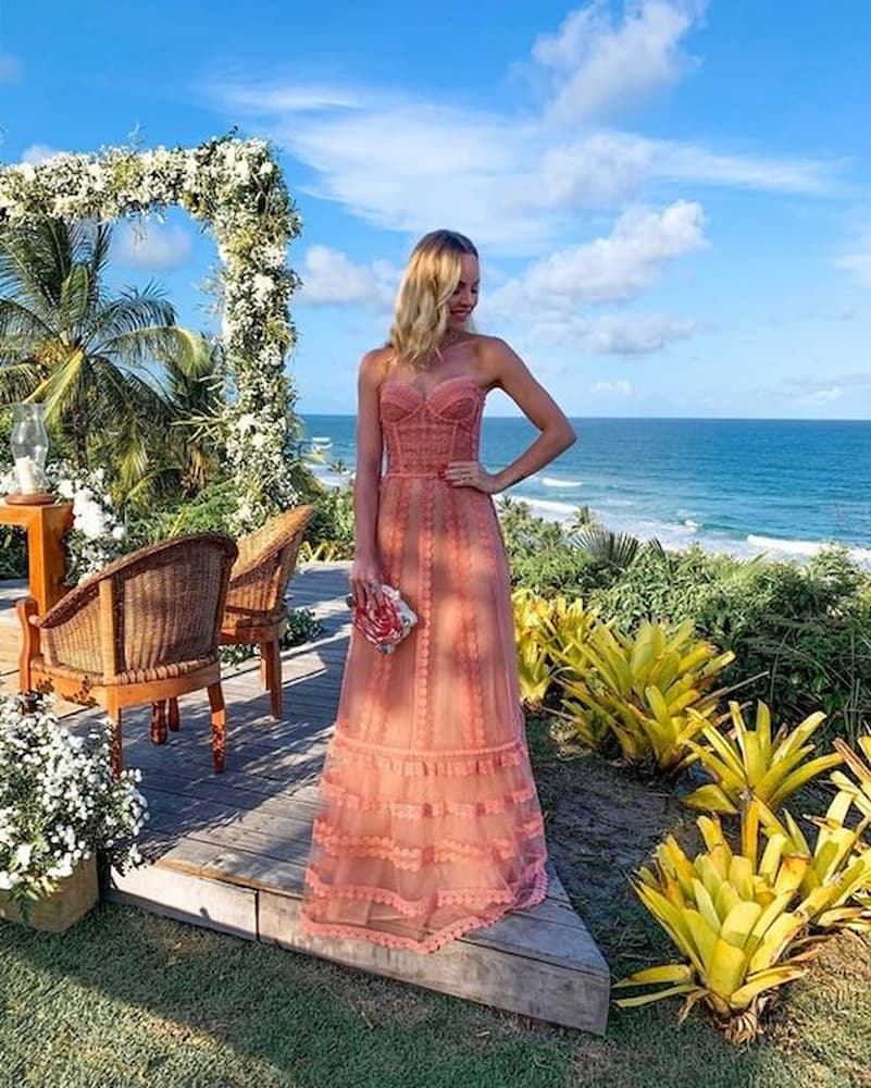 look para casamento de dia na praia com vestido salmão delicado 