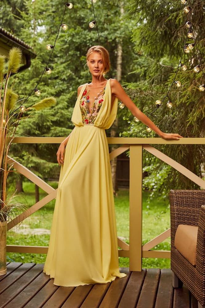 look para casamento de dia no campo com vestido amarelo com detalhe floral no busto 