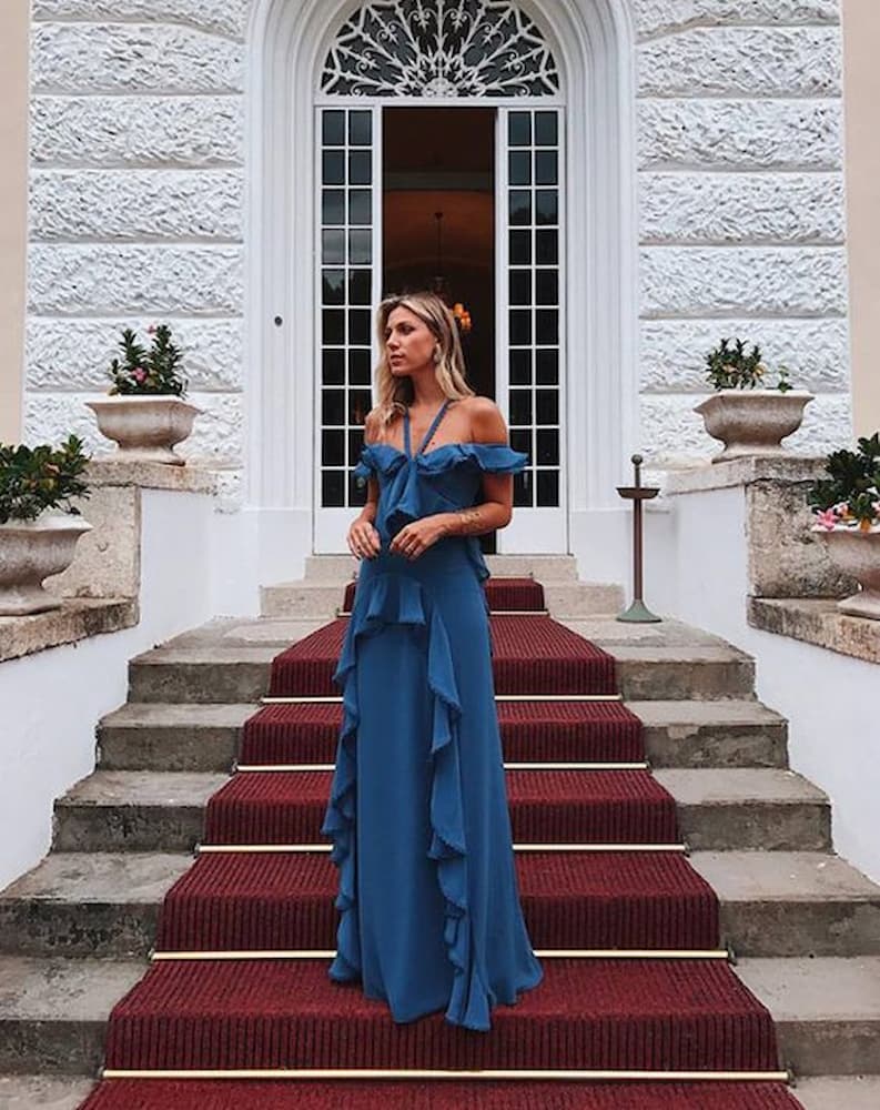 look para festa de casamento durante o dia com vestido azul com babados