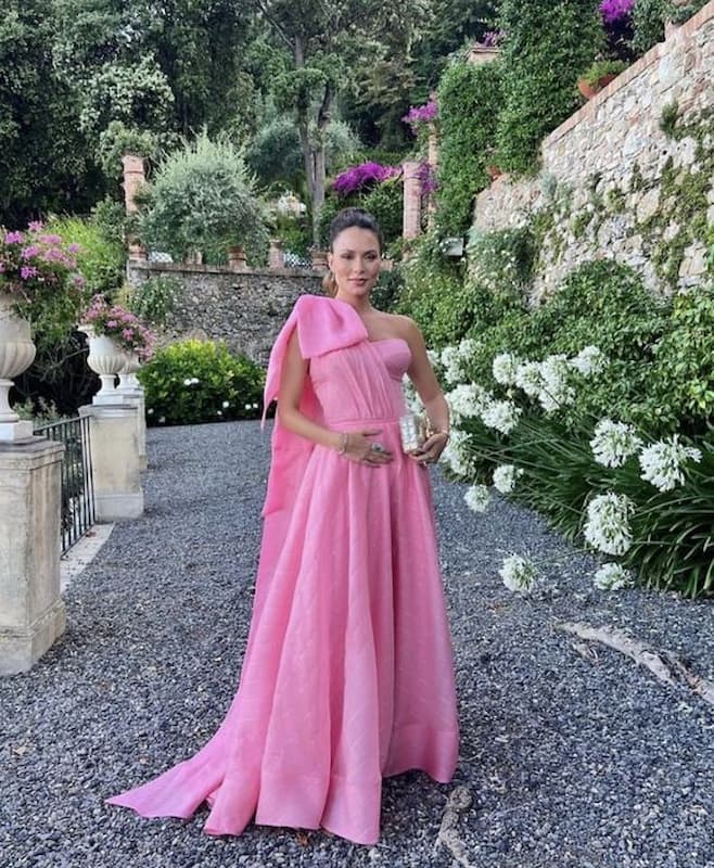 look para festa de casamento durante o dia com vestido rosa de um ombro só