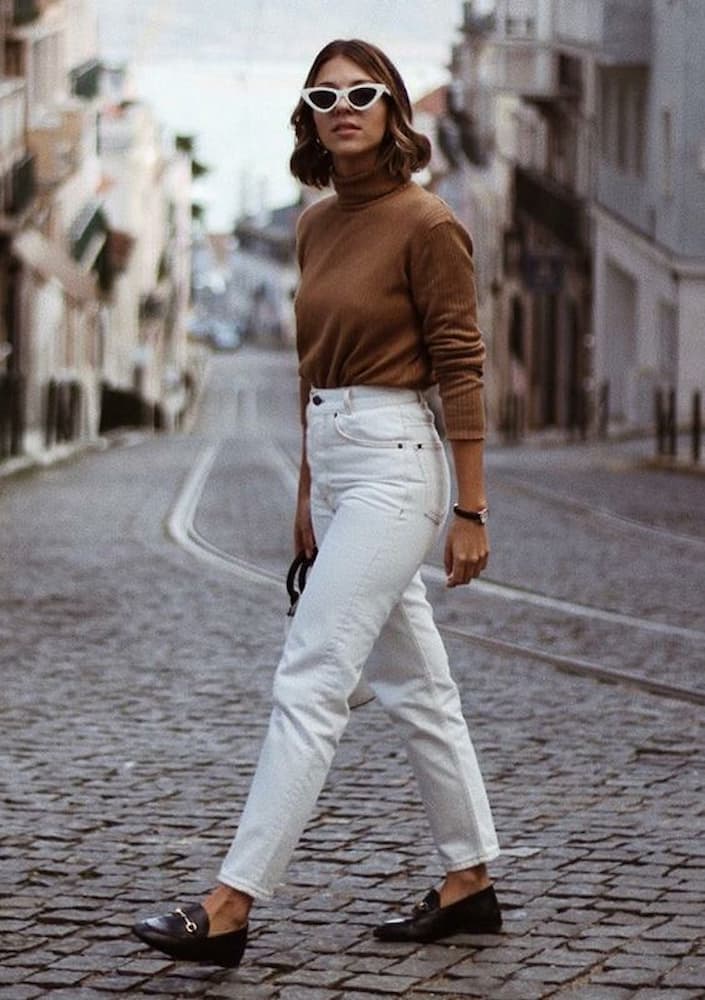 look para ir ao shopping com calça branca e suéter gola alta 