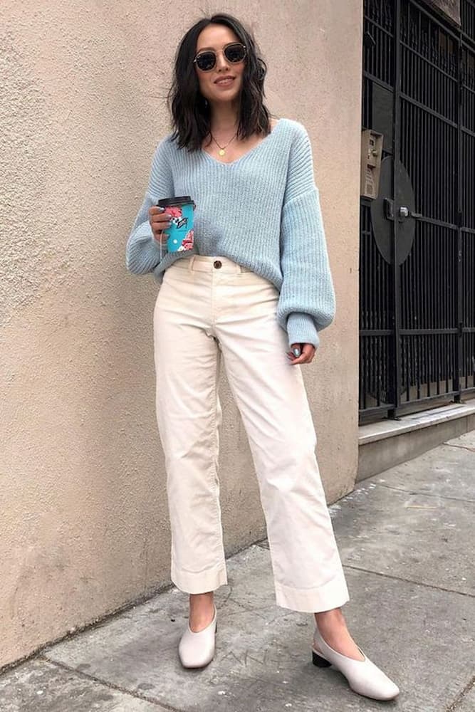 look para ir ao shopping no frio com suéter azul e calça branca