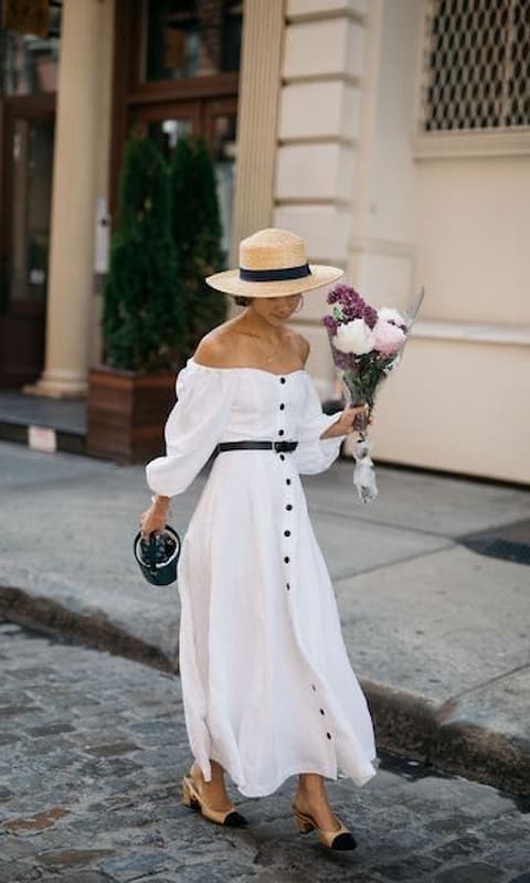 look todo branco com chapéu e vestido ombro a ombro com botões