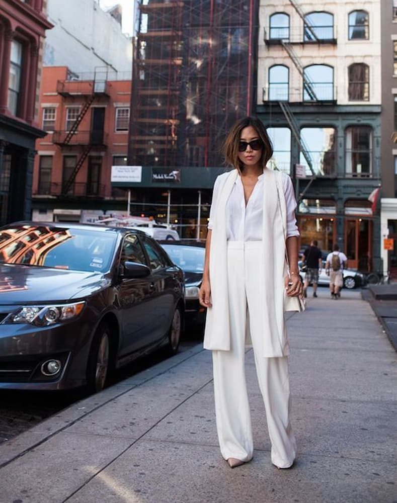 look todo branco elegante com calça alfaiataria 