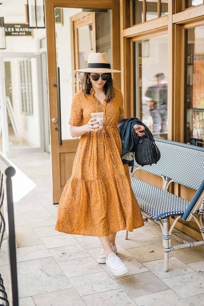 look vestido bainha de ruffle midi e tênis branco