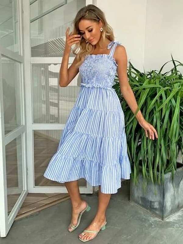 look vestido bainha de ruffle xadrez e sandalia baixa 