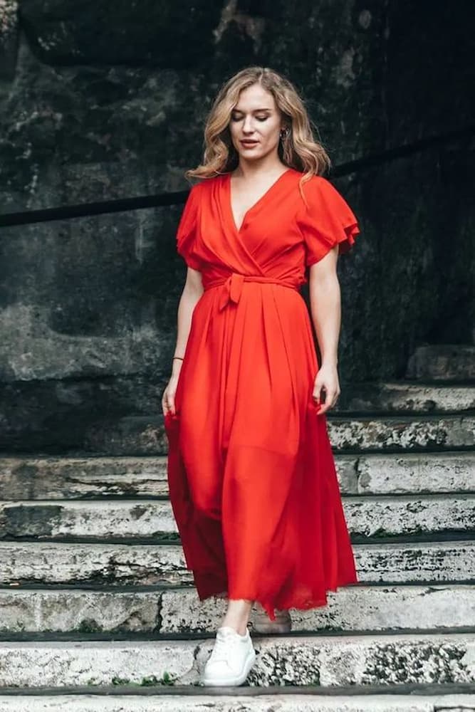 look vestido vermelho com tênis branco 