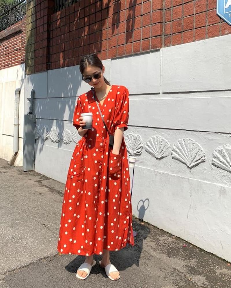 look vestido vermelho de bolinhas e rasteirinha branca 