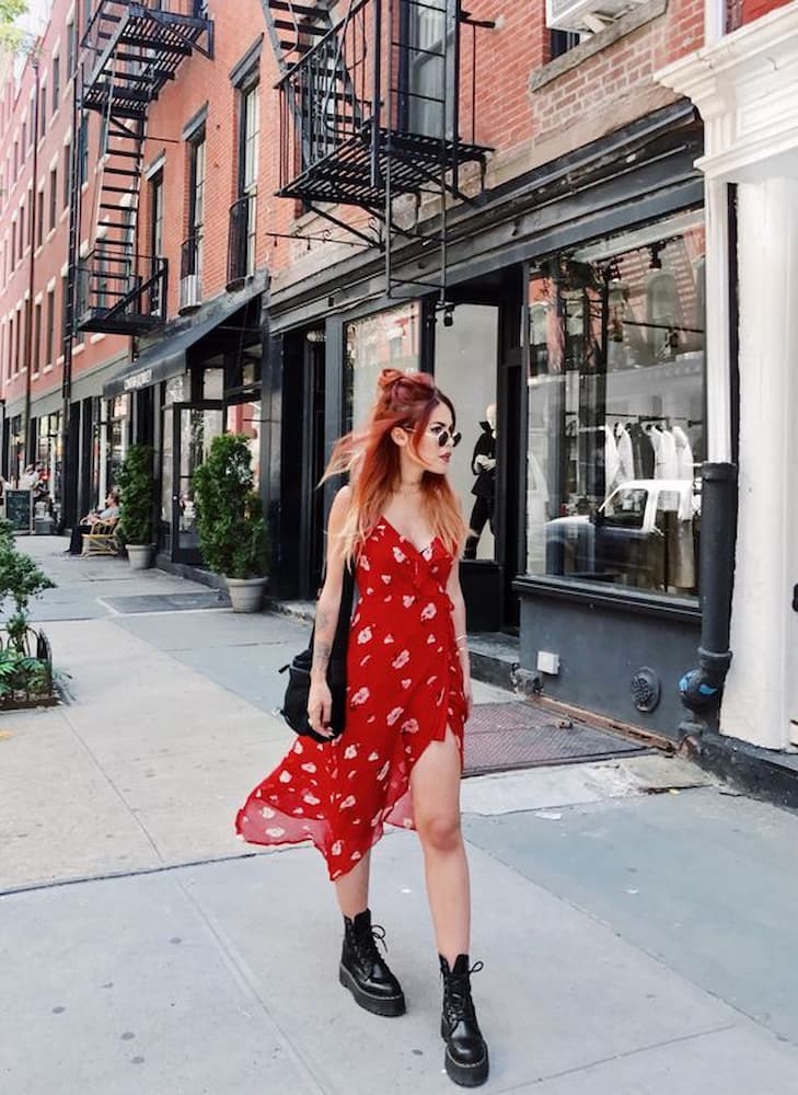 look vestido vermelho com coturno 