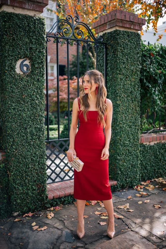 look vestido vermelho tubinho com scarpin nude 