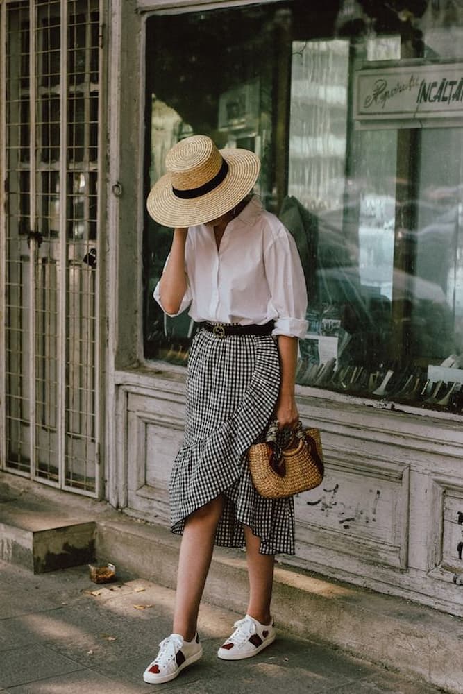 saia bainha de ruffle para look com tenis e camisa branca 