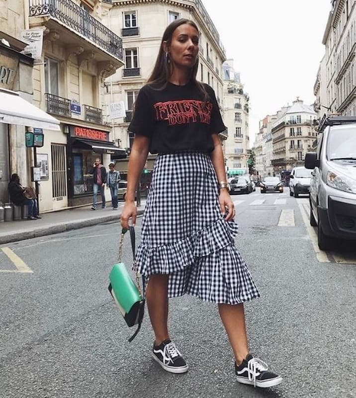 saia bainha de ruffle para look com tenis e camiseta preta