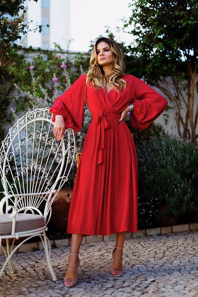 sandália nude para look com vestido vermelho midi com amarração na cintura