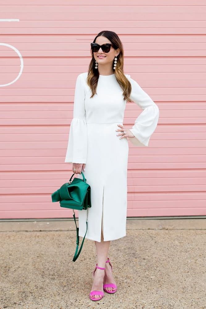 sandália rosa e bolsa verde para look todo branco 