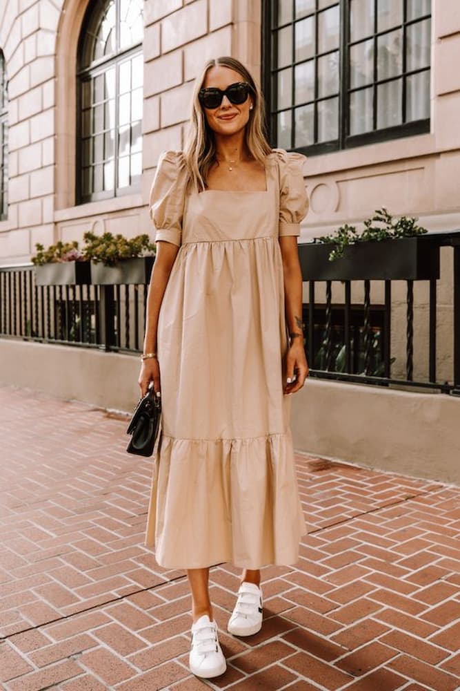 tênis branco para look com vestido midi bainha de ruffle