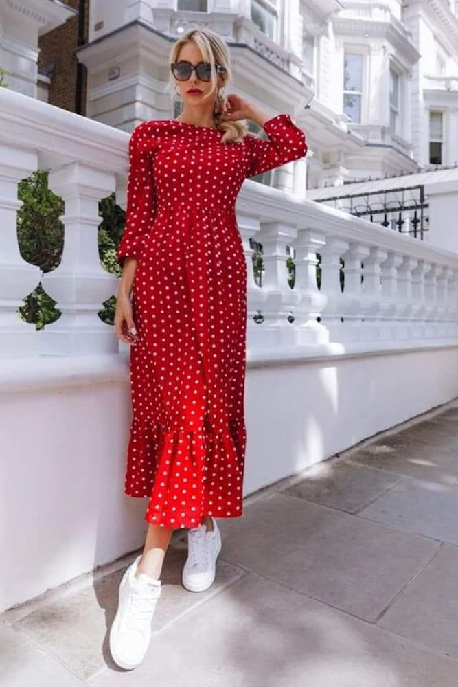 tenis branco para look com vestido vermelho de bolinhas 