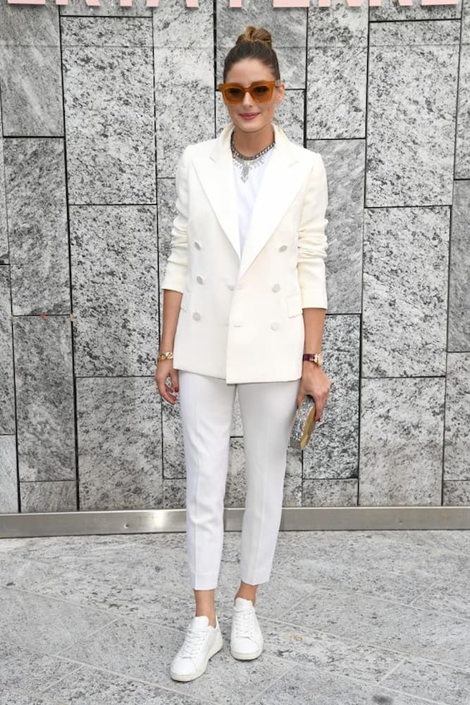 tênis com blazer para look all white