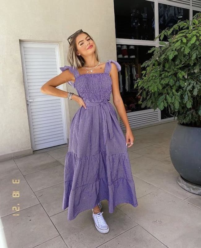 tênis para look com vestido bainha de ruffle roxo longo 