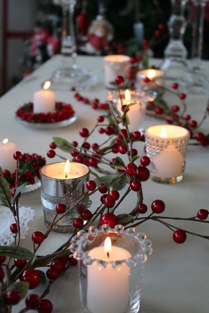 arranjo com velas para decoração de natal para mesa moderna