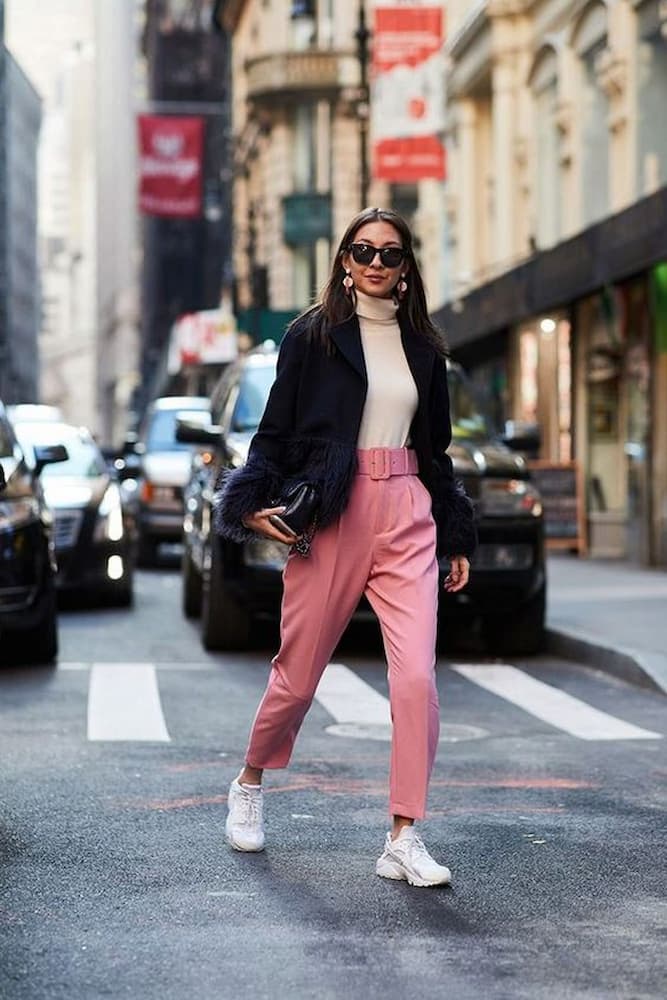 blazer preto para looks com calça rosa e tênis branco 