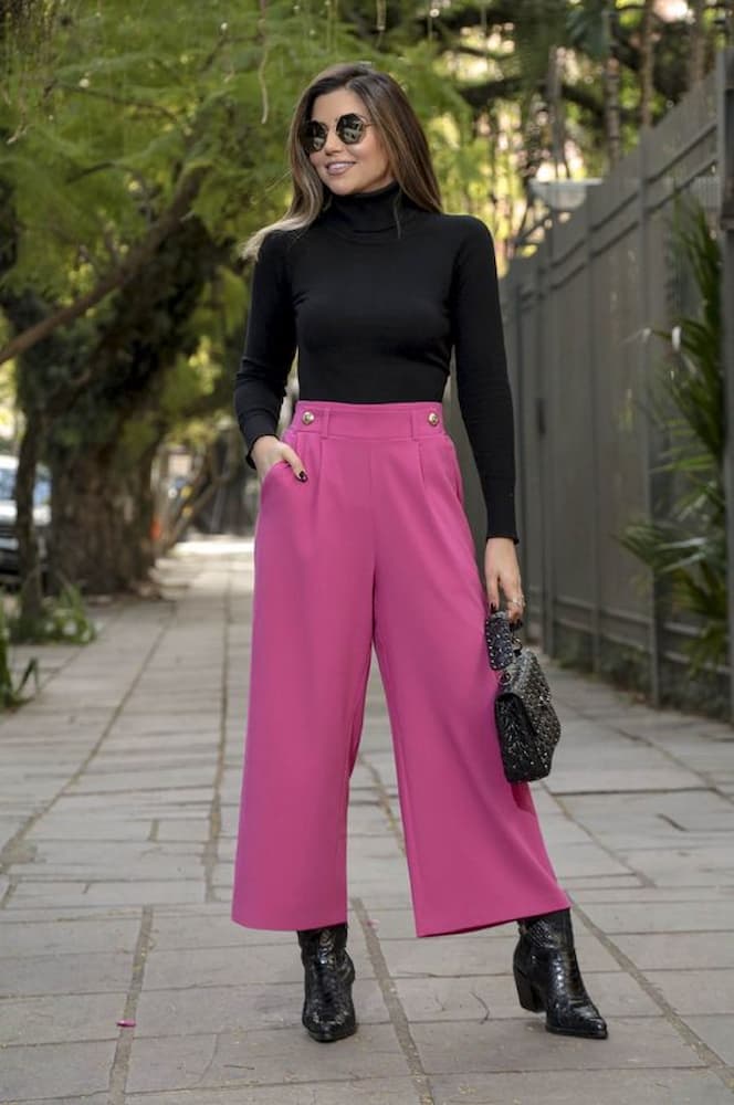 blusa e bota preta para look com calça rosa