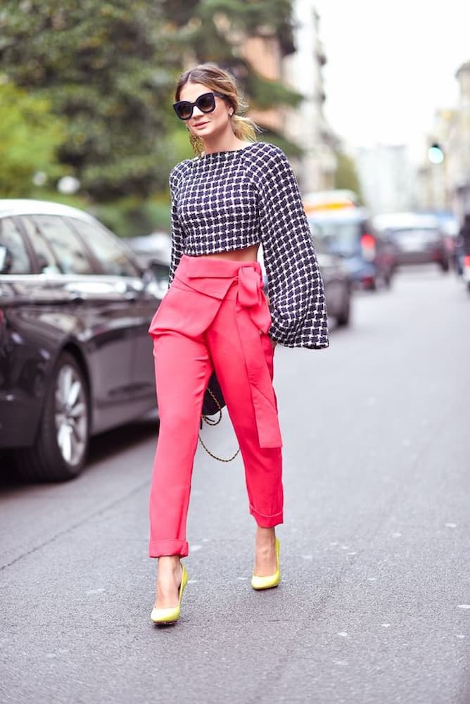 Blusa estampada para look com calça rosa com amarração na cintura