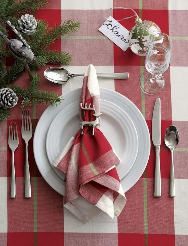 bolas e pinhas para decoração de natal para mesa com toalha xadrez 