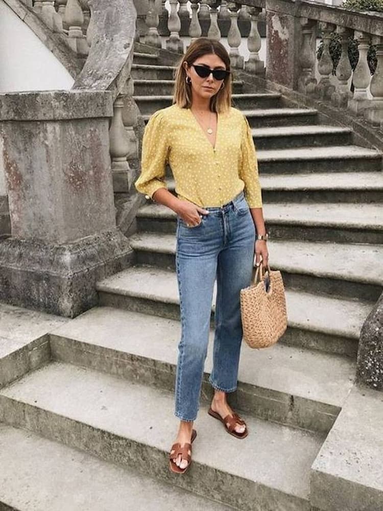 camisa amarela para look de rasteirinha com calça jeans 