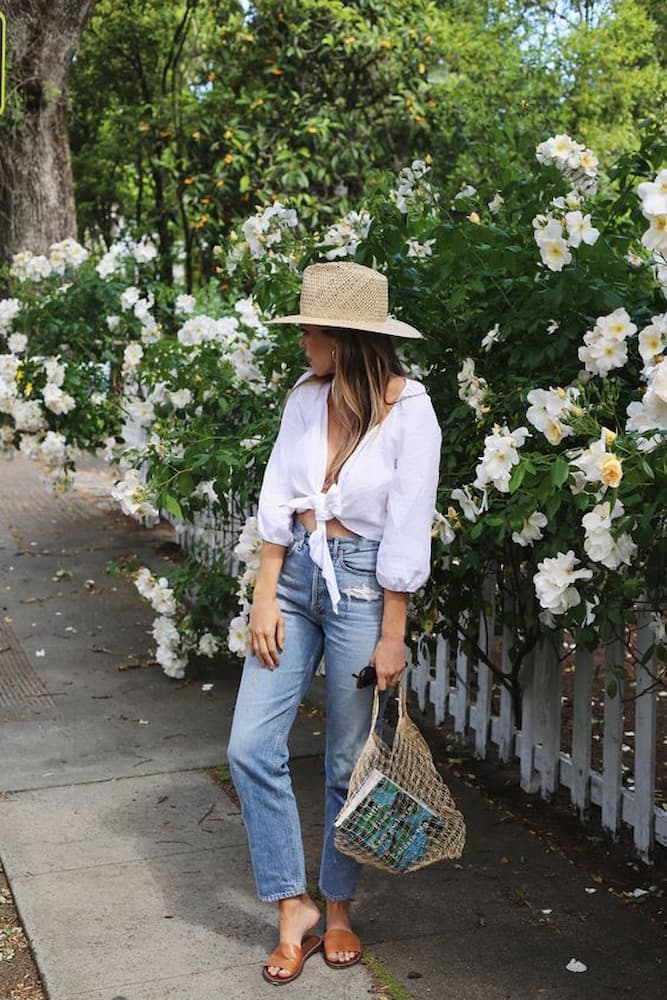 camisa branca com nó para look calça jeans com sandalia rasteira 