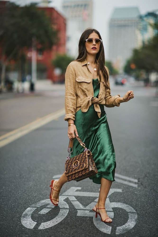 camisa com nó para look com slip dress midi verde