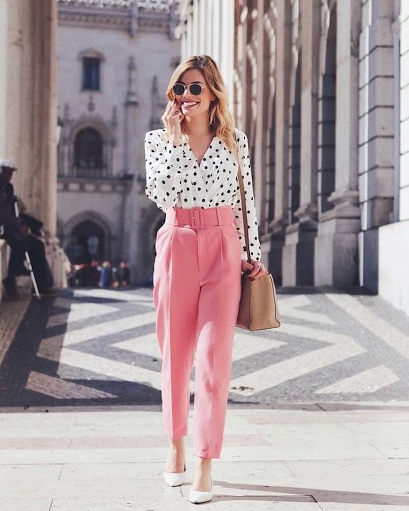 camisa de bolinhas para look com calça de alfaiataria rosa clara