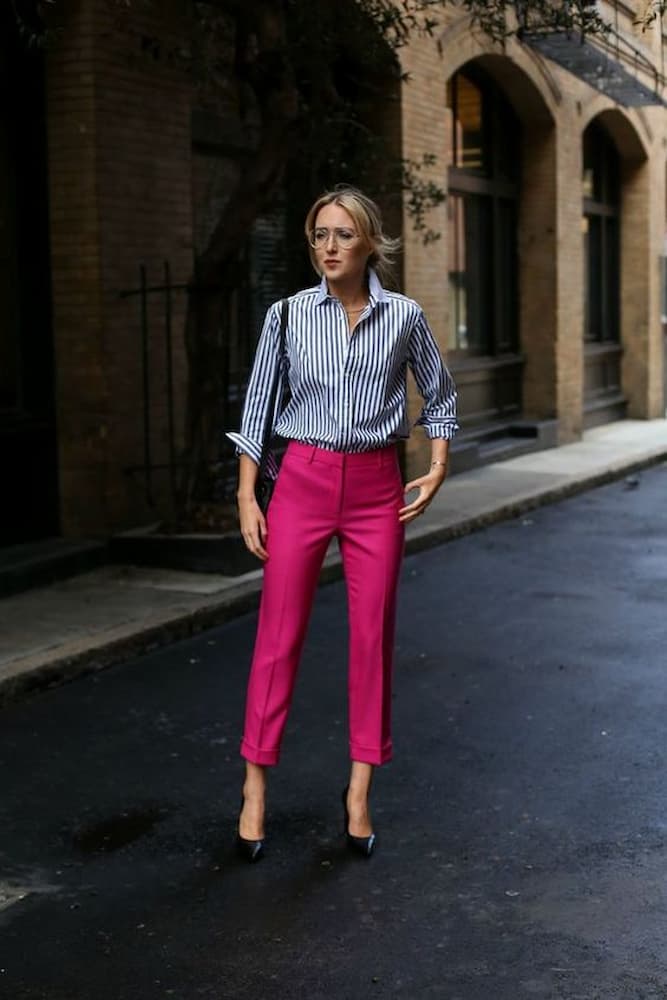 camisa listrada para look com calça de alfaiataria rosa