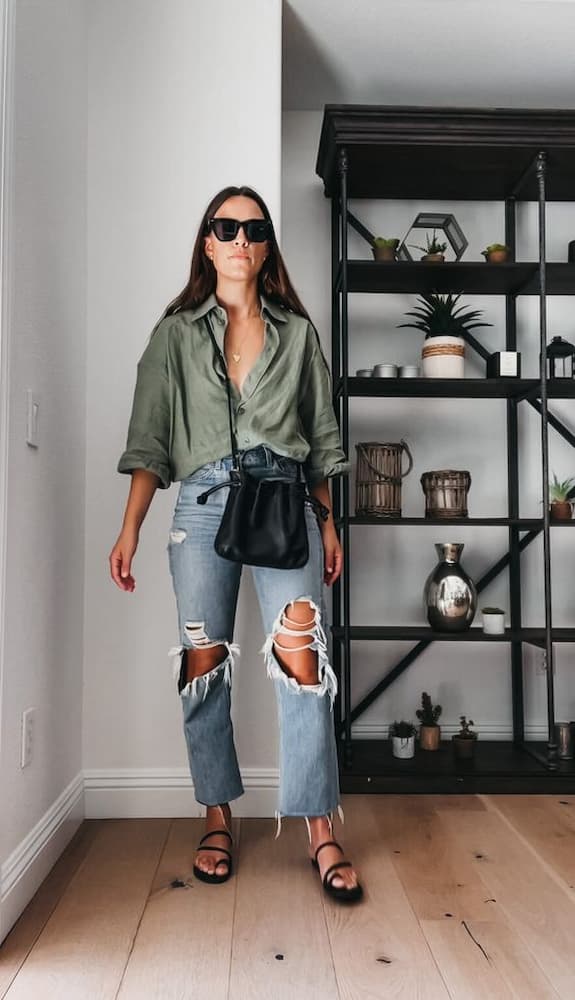 camisa oversized para looks com rasteirinha e calça jeans destroyed 