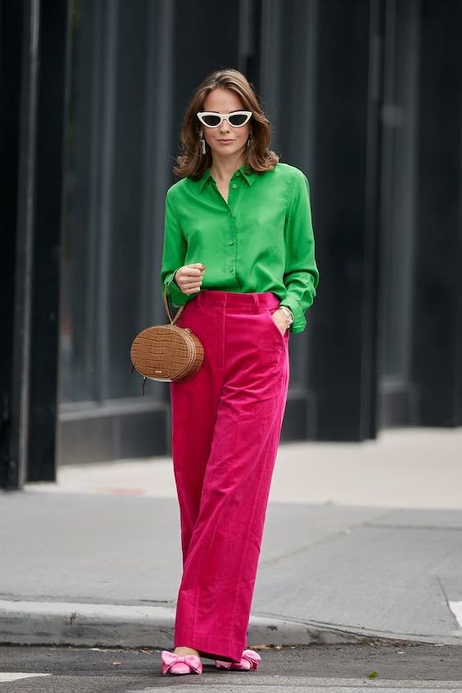 camisa verde para look com calça rosa pink 