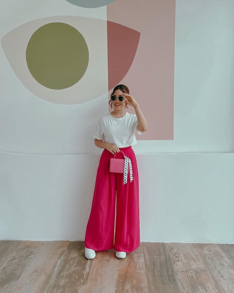 27 Ideias de looks com calça rosa e dicas para combinar - Se a Moda Pega
