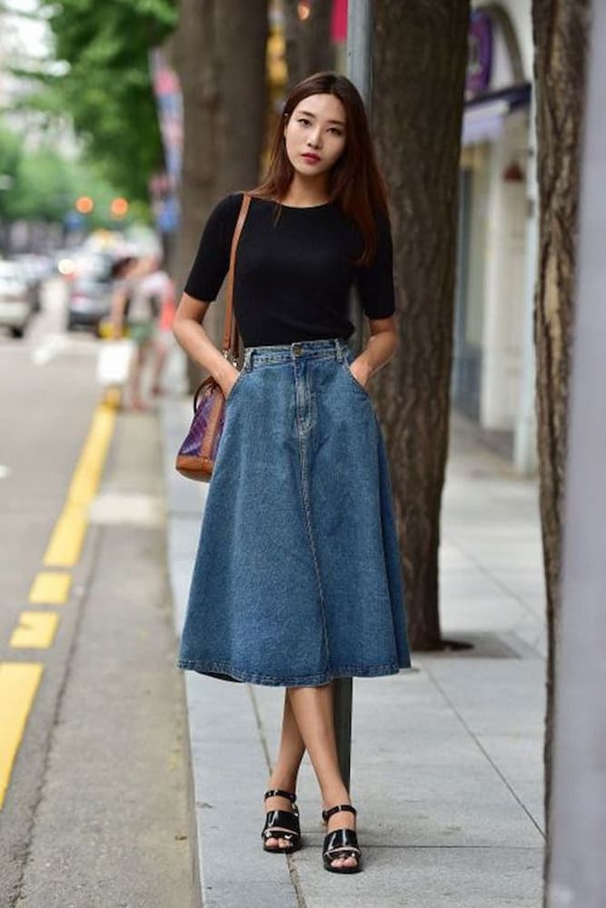 camiseta preta para look com saia jeans em A