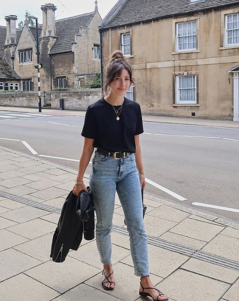 camiseta preta para looks com rasteirinha e calça jeans