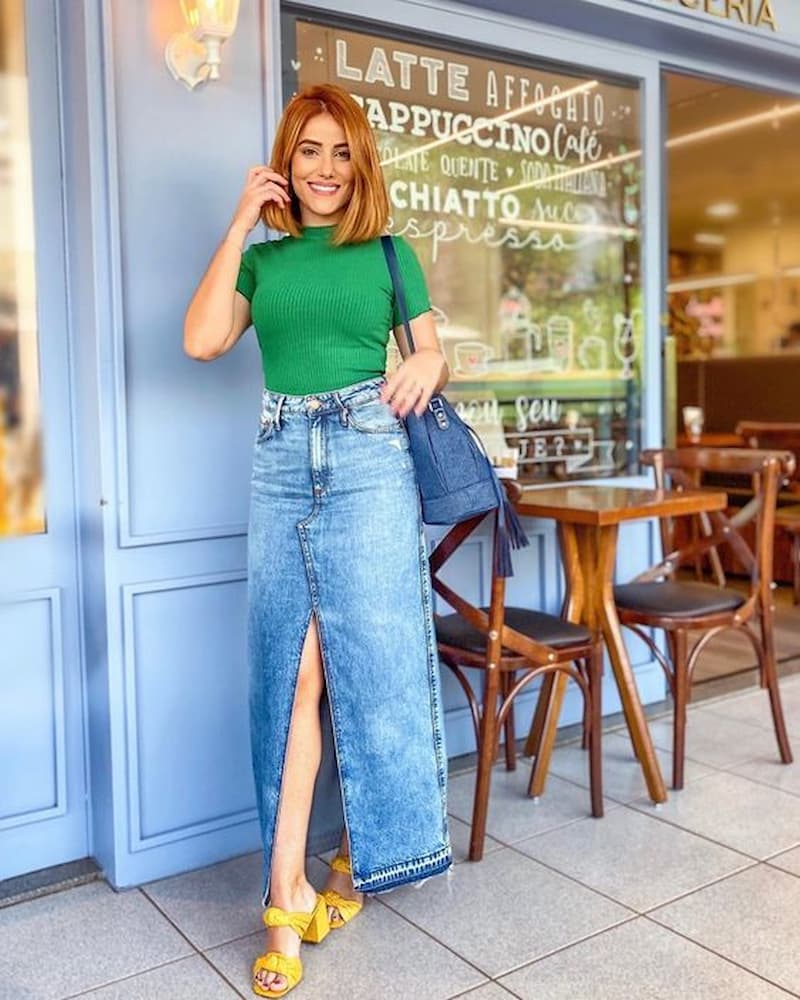 camiseta verde para look com saia jeans e sandália verde