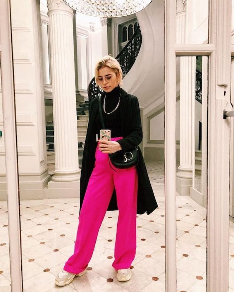 casaco preto para look com calça rosa e tênis