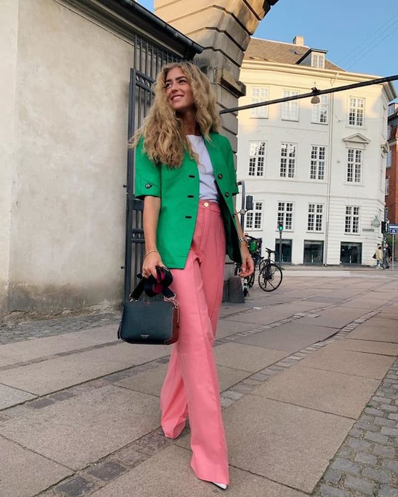 casaco verde para look com calça rosa clara 