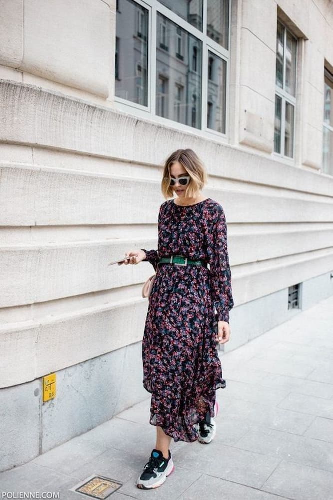 cinto verde para look com vestido longo com estampa floral e tênis