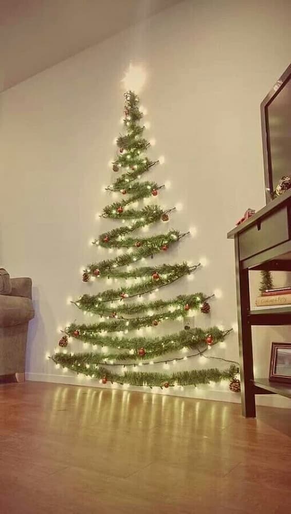 decoração com pisca pisca na parede em formato de árvore de Natal