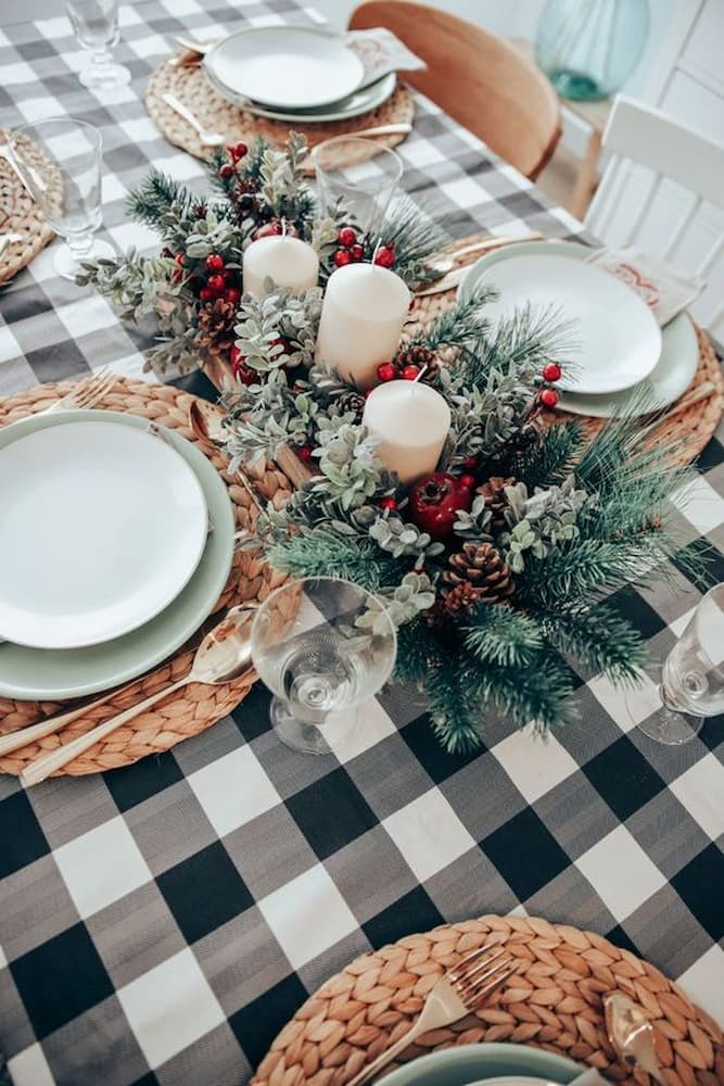 decoração de natal para mesa com sousplat rústico e velas