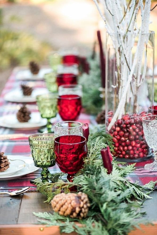 decoração de natal para mesa com taças vermelhas e verdes 